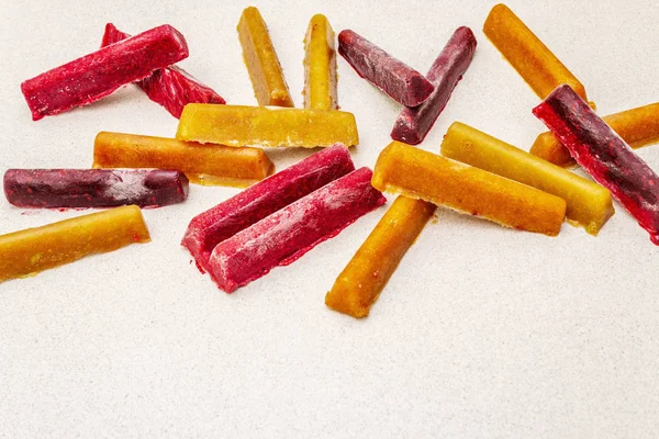 Surtido congelado de purés de frutas en forma de palitos —  Fotos de Stock