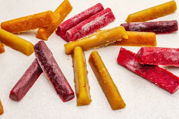 Заморожений асортимент фруктових пюре у вигляді паличок — стокове фото