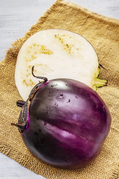 Aubergines rondes biologiques fraîches de catégorie "Helios" — Photo