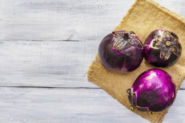 Taze organik yuvarlak patlıcan 