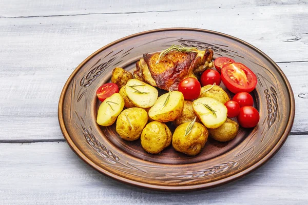 Muslos de pollo asado y papas bebé — Foto de Stock