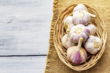 Taze organik sarımsak.