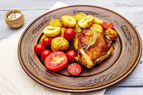 Coxas de frango assadas e batatas de bebê — Fotografia de Stock