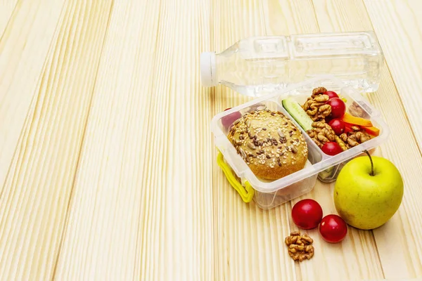 Lunch box op school. Terug naar schoolconcept — Stockfoto