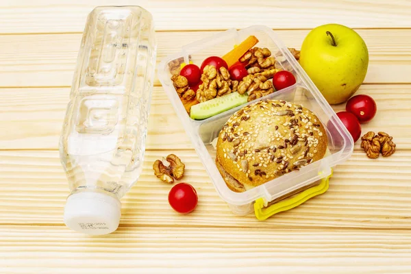 Lunch box op school. Terug naar schoolconcept — Stockfoto