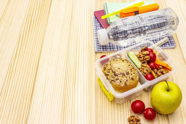 Lunch box op school. Terug naar schoolconcept — Stockfoto
