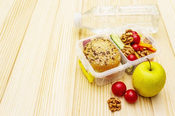 Lunch box op school. Terug naar schoolconcept — Stockfoto