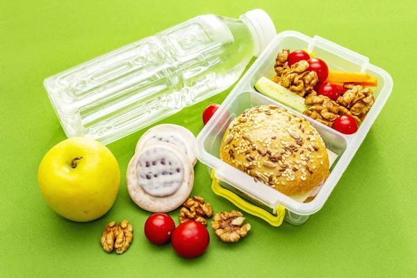 Lunch box op school. Terug naar schoolconcept — Stockfoto