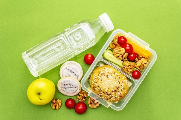 Lunch box op school. Terug naar schoolconcept — Stockfoto