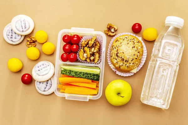 Szkolne pudełko na lunch. Powrót do koncepcji szkoły — Zdjęcie stockowe