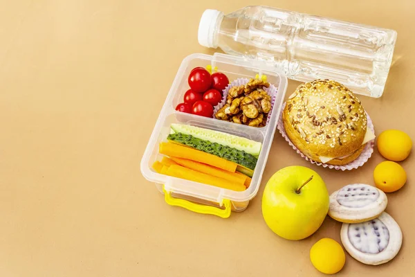 Lunch box op school. Terug naar schoolconcept — Stockfoto