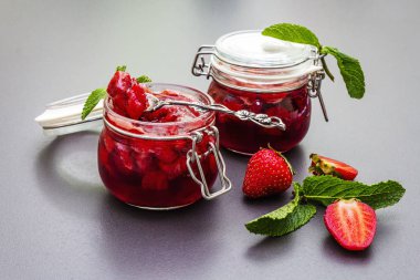 Cam kavanozda çilek reçeli.