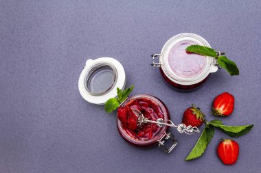 Cam kavanozda çilek reçeli.