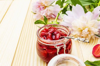 Cam kavanozda çilek reçeli.