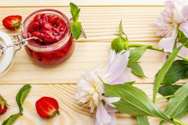 Cam kavanozda çilek reçeli.