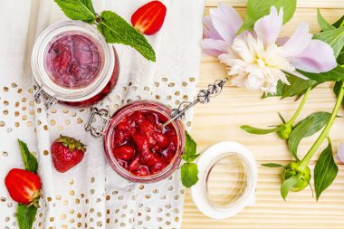 Cam kavanozda çilek reçeli.