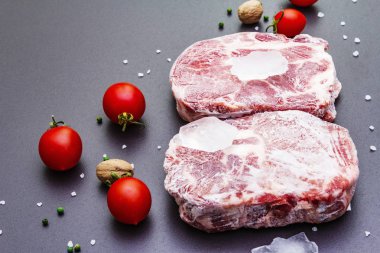 Dondurulmuş çiğ biftek.