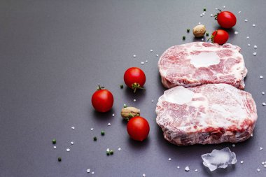 Dondurulmuş çiğ biftek.