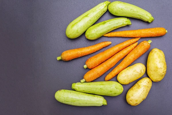 Verduras frescas cocina fondo de piedra negra — Foto de Stock