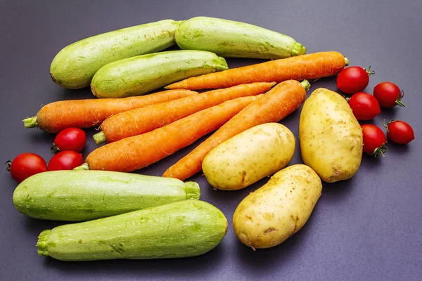 Verduras frescas cocina fondo de piedra negra — Foto de Stock