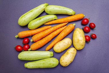 Taze sebzeler siyah taş arka plan pişiriyor.