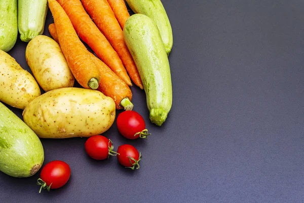 Verduras frescas cocina fondo de piedra negra — Foto de Stock