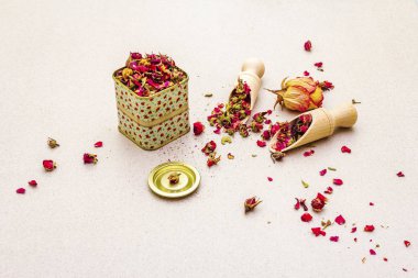 Gül goncalarından geleneksel Türk çayı