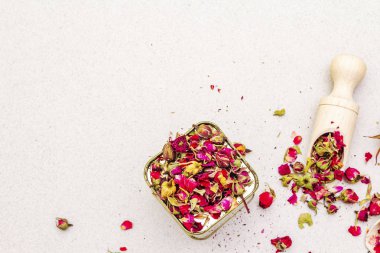 Gül goncalarından geleneksel Türk çayı