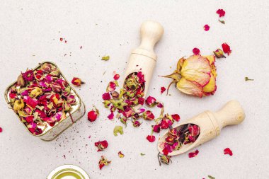 Gül goncalarından geleneksel Türk çayı