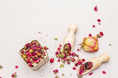 Gül goncalarından geleneksel Türk çayı