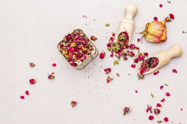 Gül goncalarından geleneksel Türk çayı