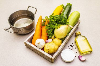 Çorba püresi yapmak için taze çiğ sebzeler.