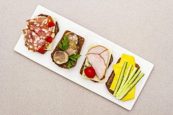 Разнообразные сэндвичи с разными начинками — стоковое фото