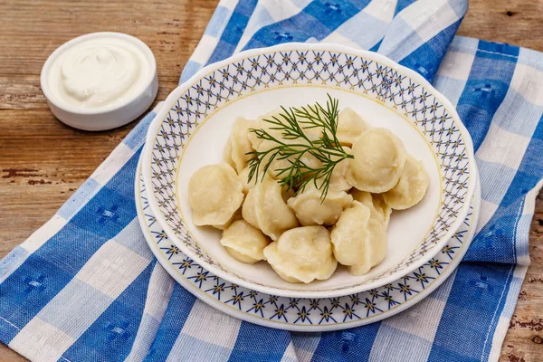 Warme Vleesknoedels Met Verse Zure Room Traditionele Russische Pelmeni Ravioli — Stockfoto