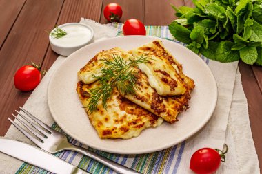 Sıcak aperatif, peynirli ve otlu pita ekmeği. Vejetaryen sağlıklı yiyecekler. Ahşap masa arkaplanı, kapat