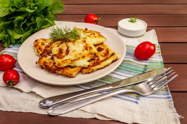 Sıcak aperatif, peynirli ve otlu pita ekmeği. Vejetaryen sağlıklı yiyecekler. Ahşap masa arkaplanı, kapat