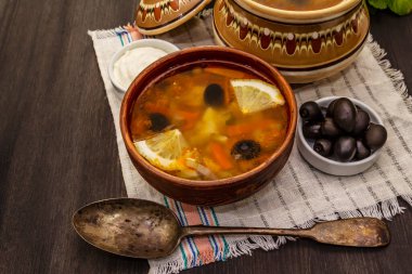 Hodgepodge, geleneksel seramik kâse ve tencerede servis edilen sıcak çorba. Klasik Doğu Avrupa yemeği, modaya uygun siyah ahşap arka plan