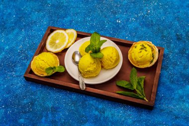 Naneli limonlu dondurma. Ferahlatıcı yaz tatlıları, olgun meyveler, mis kokulu yapraklar. Donanma mavi denizcilik arkaplanı, kopyalama alanı