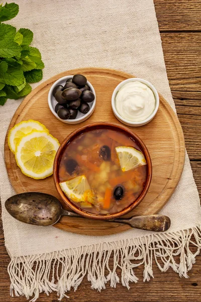 Hodgepodge Горячий Суп Подается Традиционной Керамической Миске Горшок Классическое Блюдо — стоковое фото