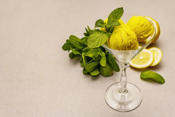 Gelado Limão Com Hortelã Sobremesa Refrescante Verão Fruta Madura Folhas — Fotografia de Stock