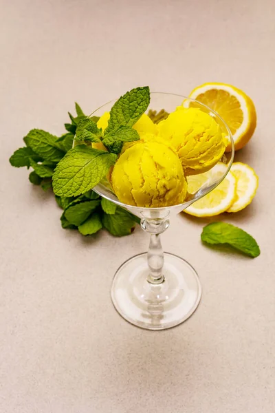 Gelado Limão Com Hortelã Sobremesa Refrescante Verão Fruta Madura Folhas — Fotografia de Stock