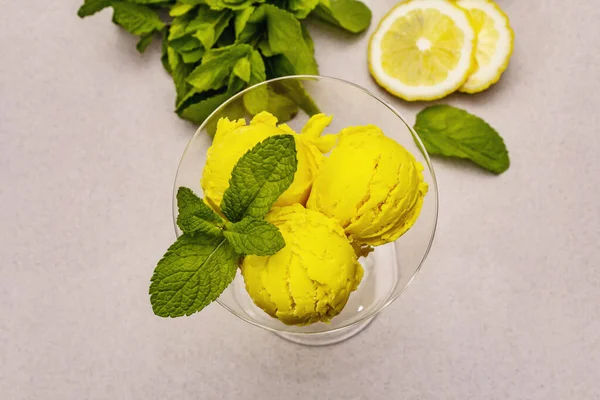 Gelado Limão Com Hortelã Sobremesa Refrescante Verão Fruta Madura Folhas — Fotografia de Stock