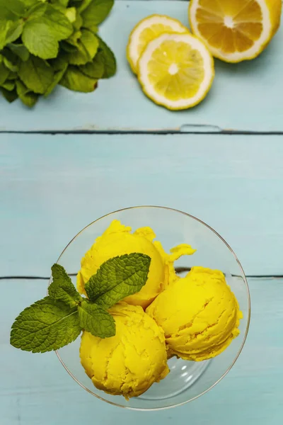 Gelado Limão Com Hortelã Sobremesa Refrescante Verão Fruta Madura Folhas — Fotografia de Stock