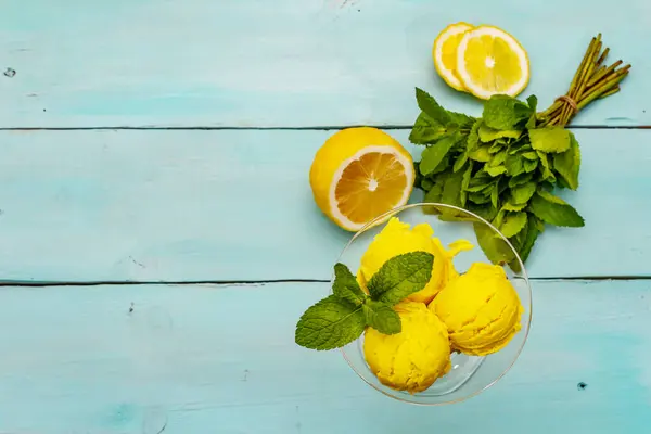 Gelado Limão Com Hortelã Sobremesa Refrescante Verão Fruta Madura Folhas — Fotografia de Stock