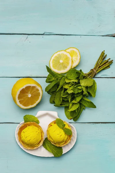 Gelado Limão Com Hortelã Sobremesa Refrescante Verão Fruta Madura Folhas — Fotografia de Stock