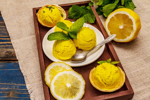 Gelado Limão Com Hortelã Sobremesa Refrescante Verão Fruta Madura Folhas — Fotografia de Stock