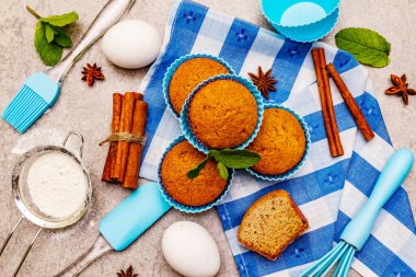 Tarçınlı ev yapımı kekler, yıldız anason ve taze nane. Fırın konsepti, yemek pişirmek için gerekli malzemeler. Taş beton zemin, üst görünüm