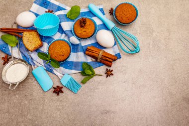 Tarçınlı ev yapımı kekler, yıldız anason ve taze nane. Fırın konsepti, yemek pişirmek için gerekli malzemeler. Taş beton zemin, üst görünüm