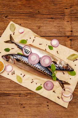 Uskumru turşusu. Geleneksel Norveç baharatlı tuzlu balığı. Baharatlar, Dijon hardalı, soğan. Eski tahta arka plan, üst görünüm