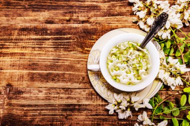 Taze akasya yapraklarından çay. Sıcak içecek, alternatif tıp. Eski tahta arka plan, üst görünüm